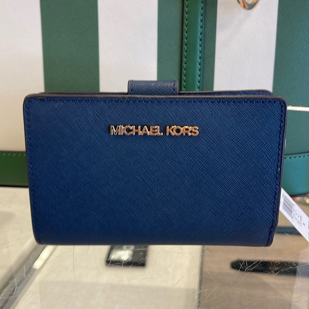 MICHAEL KORS
Medium Jet Set Travel Crossgrain Leather Bifold Zip Wallet
Navy
NWT - Picture 12 of 16